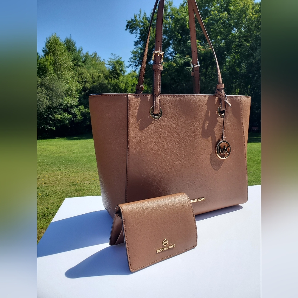 NWT Michael tote bag + Matching Michael Kors Wallet. - Picture 10 of 16
